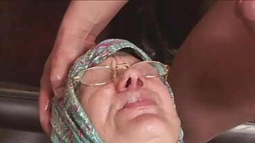 Бабка получила сперму в рот после горячего траха на полу