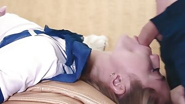 Милашка выдоила сперму на маленькие сиськи после домашнего перепихона