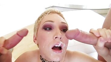 Блондинка с волосатой киской трахается в МЖМ и получает камшот на лицо