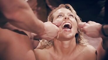 Пикаперы трахают блондинку в МЖМ и кончают в рот по очереди