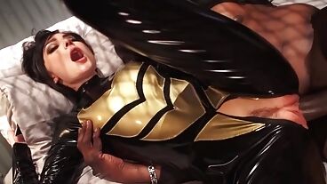 Негр кончает на красотку в латексном костюме скорпиона