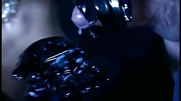 Красотка в латексе трахается в анал и получает камшот