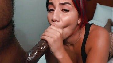 Рыжая арабка сосет большой черный член и седлает его