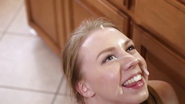 Кончил на лицо после секса на кухонном столе